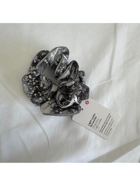 🆕⭐️ Lululemon Light Locks Scrunchie Reflective Take Flight Grey Silver